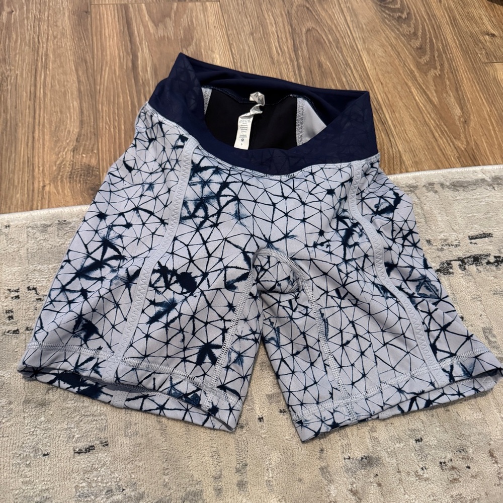 Lululemon Athletica Blue and White Patterned Bike Shorts w/ Padded Chamois